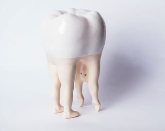 Ein Hand - gefertigter keramischer Spaßzahn - menschliche Figur, Geschenk für einen Zahnarzt, Zahnentwurf, Weihnachtsgeschenk, Zahnfigurine, Zahnstatue