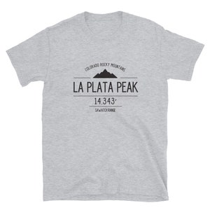 以下が含まれることがあります： グレーのTシャツに、黒い山脈と「COLORADO ROCKY MOUNTAINS LA PLATA PEAK 14,343' SAWATCH RANGE」というテキストが書かれたグラフィックデザインが施されています。