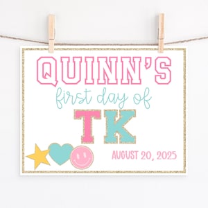 Puede incluir: Un letrero blanco con texto rosa y turquesa, que dice "QUINN'S first day of TK" con la fecha 20 de agosto de 2025. El letrero está decorado con un borde dorado con purpurina, una estrella amarilla, un corazón turquesa y una carita sonriente rosa.