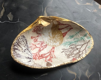 Shell jewelry dish; Decoupage clam shell; marine life design; shell art; jewelry holder; shell decoration; trinket dish