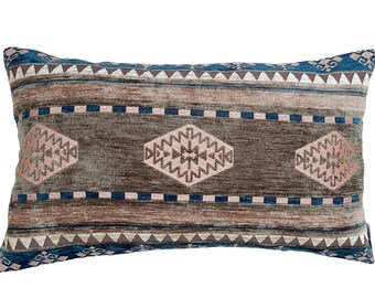 Elongated decorative pillow Raven in size 30 x 50 CM. Back high quality linen.