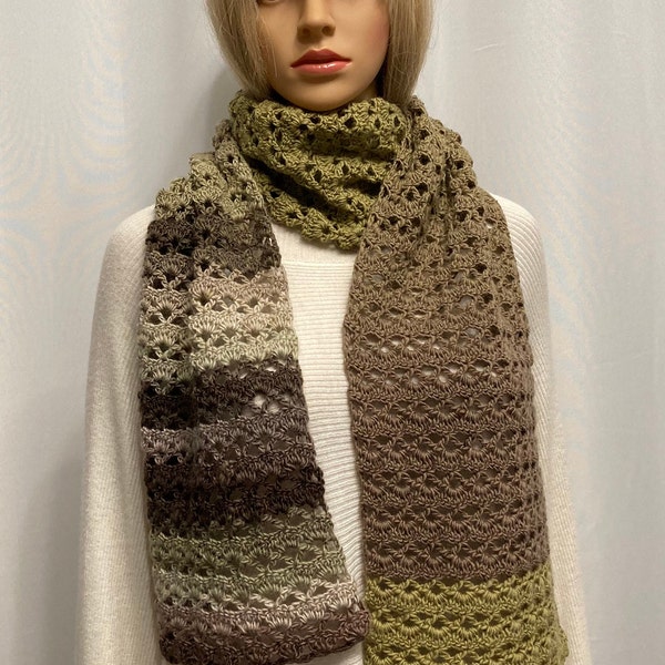 Écharpe colorée en laine au crochet. Écharpe tricotée femme en laine mérinos. Foulard ajouré à rayures colorées. Echarpe femme en maille taupe. Châle au crochet femme olive