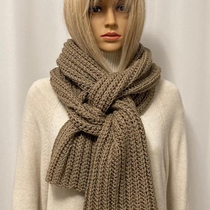 Beige knitted scarf for women. Chunky knit scarf for men. Beige crochet scarf. Wool scarf knitted in a ribbed pattern. Crocheted unisex winter scarf.