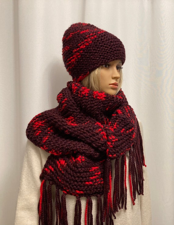 Écharpe tricotée et bonnet rouge pour femme. Ensemble bonnet écharpe femme  bordeaux. Bonnet en laine coloré tricoté à la main. Écharpe tricotée à  franges. Echarpe en maille rouge -  France