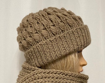 Bonnet femme tricoté beige. Bonnet en laine tricoté main avec motif structuré. Bonnet tricoté femme beige. Bonnet d'hiver tricoté pour fille beige