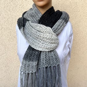 Knitted scarf for women with fringes. Wool scarf knitted in merino wool. Knitted scarf for women with openwork pattern. Striped scarf handmade in multiple colours.