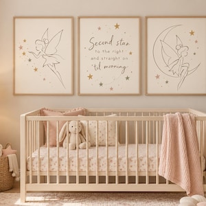 Könnte beinhalten: Drei gerahmte Wandbilder mit Strichzeichnungen einer Fee und Sternen sowie dem Text Second star to the right and straight on 'til morning. Die Bilder in hellen Holzrahmen hängen über einem hölzernen Kinderbett mit einer rosa Decke und Kissen.