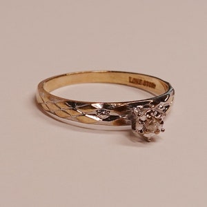Anillo de diamantes en oro amarillo y blanco de 10 quilates