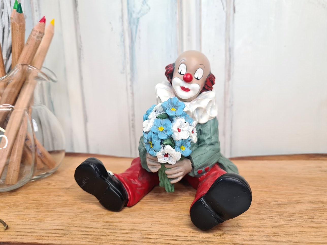 Große Gilde Handwerk Figur Clown mit Blumenstrauß Sitzend Comedy