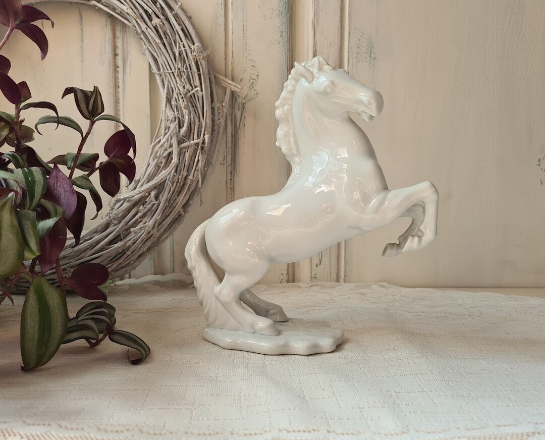 Handgeblasene Glas-Pferdefigur – Kristall-Dekoration In Weiß, Einzigartiges Kunsthandwerk