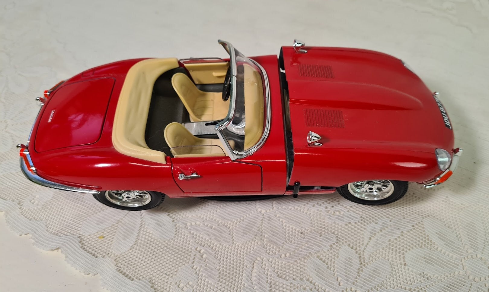 BURAGO Jaguar 1961 E-type Cabriolet Red Scala 1/18 Vintage Car