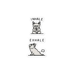 Op de afbeelding: Twee stickers met een zwart-witte illustratie van een Franse bulldog. De bovenste sticker zegt "INHALE" en toont de hond zittend in een yogapose. De onderste sticker zegt "EXHALE" en toont de hond in een neerwaartse hondpose.