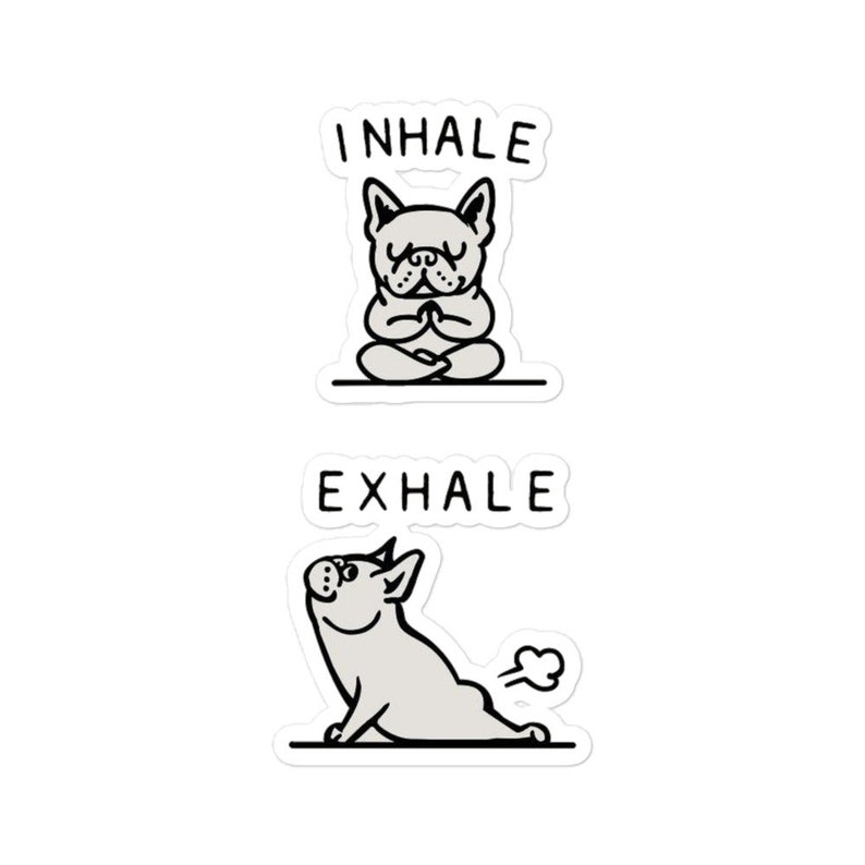 Op de afbeelding: Twee stickers met een cartoon Franse bulldog. De bovenste sticker toont de hond mediterend met de tekst "INHALE" erboven. De onderste sticker toont de hond in een neerwaartse hondhouding met de tekst "EXHALE" erboven.