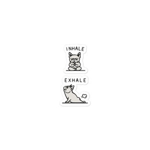 Op de afbeelding: Twee stickers met illustraties van honden in yoga-houdingen. De bovenste sticker zegt "INHALE" en toont een hond die in een meditatiehouding zit. De onderste sticker zegt "EXHALE" en toont een hond in een neerwaartse hondhouding.