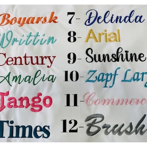 Pode incluir: Um fundo branco com uma lista de 12 nomes de fontes diferentes e seus n&uacute;meros correspondentes. Os nomes das fontes s&atilde;o: Boyarsk, Writtin, Century, Amalia, Tango, Times, Delinda, Arial, Sunshine, Zapf Large, Commercial e Brush.