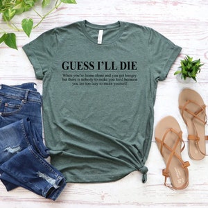 Może przedstawiać: Zielony T-shirt z tekstem "GUESS I'LL DIE" i humorystycznym cytatem o byciu zbyt leniwym, aby gotować, gdy jesteś sam w domu.