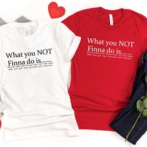 Op de afbeelding: Twee witte T-shirts met de tekst "What you NOT Finna do is..." en een definitie van de zin. De shirts liggen op een witte achtergrond met rode harten.