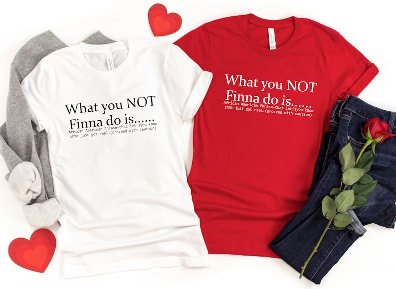 Op de afbeelding: Twee witte T-shirts met de tekst "What you NOT Finna do is..." en een definitie van de zin. De shirts liggen op een witte achtergrond met rode harten.
