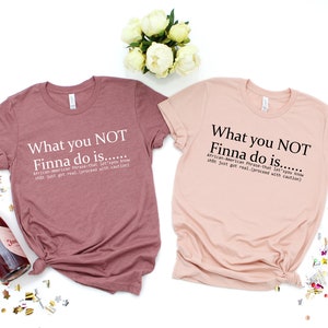Op de afbeelding: Twee T-shirts met de tekst "What you NOT Finna do is..." en een definitie van de zin. De shirts zijn roze en roodbruin.