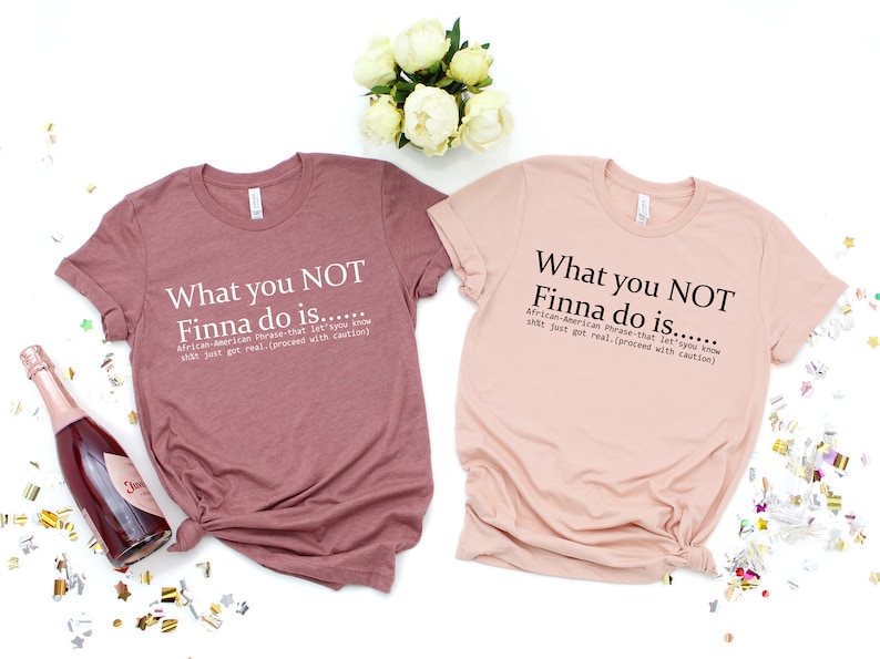 Op de afbeelding: Twee T-shirts met de tekst "What you NOT Finna do is..." en een definitie van de zin. De shirts zijn roze en roodbruin.