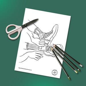 Pode incluir: Um desenho a preto e branco de uma pessoa a amarrar uma bota. A pessoa está sentada e a sua perna está dobrada no joelho. A bota é de estilo alto com atacadores. O desenho está numa folha de papel branca.