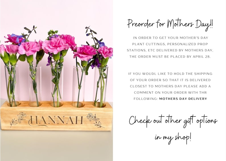Pu&ograve; includere: Un vaso di legno con il nome "HANNAH" inciso su di esso. Il vaso contiene cinque provette di vetro, ciascuna contenente un fiore rosa. Il testo "Preorder for Mothers Day!!!" &egrave; visibile sullo sfondo.