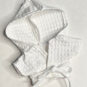 K&ouml;nnte beinhalten: Wei&szlig;e Kapuzenjacke mit gestepptem Muster und Bindeverschluss.