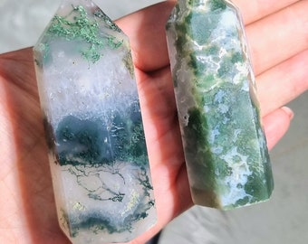 Pode incluir: Duas pontas de cristal de ágata verde musgo, uma com um padrão branco e verde e a outra com um padrão branco, verde e dourado.
