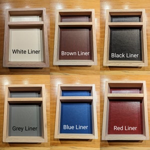 Puede incluir: Seis bandejas de madera con forros de fieltro de diferentes colores. Las bandejas son todas del mismo tama&ntilde;o y forma, y tienen un solo divisor en el medio. Los colores de los forros son blanco, marr&oacute;n, negro, gris, azul y rojo. Las bandejas est&aacute;n etiquetadas con el color del forro.