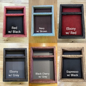 Puede incluir: Seis bandejas de madera diferentes, cada una con dos compartimentos. Las bandejas est&aacute;n hechas de diferentes tipos de madera, incluyendo rojo, azul marino, &eacute;bano, cerezo negro y espresso. Cada bandeja tiene un forro de fieltro de color diferente, incluyendo negro, marr&oacute;n, rojo y gris.