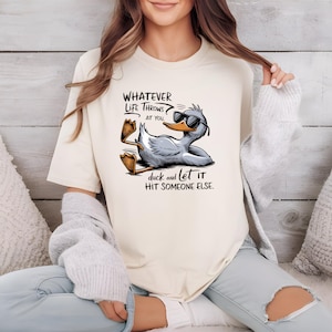 Camiseta unisex de estilo suave con dibujo divertido de pato, lo que sea que la vida te depare, linda camiseta con frase de pato, gráfico de animal peculiar, pájaro gracioso