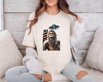 Funny Bigfoot UFO Selfie Shirt - Sasquatch Meets Alien Graphic Tee, Unique Bigfoot Tshirt, Fun Outer Space Humor Gift