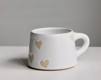 Tasse à cappuccino blanche faite main | tasse coeur | tasse de la Saint-Valentin | tasse blanche | Mug blanc avec coeurs | Amour | Cadeau | Tasse en céramique | Poterie