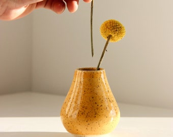 Vase bourgeon en céramique fait main | Vase jaune moucheté | Petit vase à fleurs | Décoration minimaliste moderne | Support pour plante aérien | Mini vase | Vase en céramique