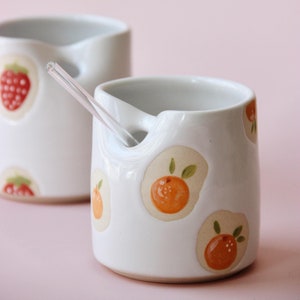 Taza de cerámica con pajita / Taza de cerámica hecha a mano / Taza sin asa / Taza con pajita / Cerámica de frutas / Taza bonita / Regalo para amantes del café / Taza de viaje de cerámica