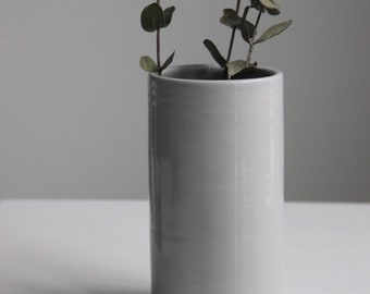 Vase en céramique cylindrique gris clair/gris fait à la main | Vase à fleurs | Poterie minimaliste moderne | Décoration intérieure | Vase cylindrique | Vase