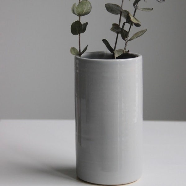 Vase en céramique cylindrique gris clair/gris fait à la main | Vase à fleurs | Poterie minimaliste moderne | Décoration intérieure | Vase cylindrique | Vase