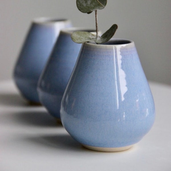 Vase bourgeon en céramique bleu fait à la main | Petit vase à fleurs | Décor à la maison de poterie moderne | Porte-plante aérienne | Cadeau