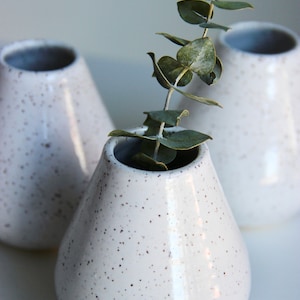 Ceramic Bud Vase Handmade Speckled White Vase Flower Vase Bud Vase Air Plant Holder Modern Home Decor Boho Simple Modern Vase imagem 8