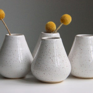 Ceramic Bud Vase Handmade Speckled White Vase Flower Vase Bud Vase Air Plant Holder Modern Home Decor Boho Simple Modern Vase imagem 3