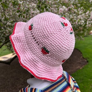 PATRÓN de crochet: Sombrero de cubo de fresa