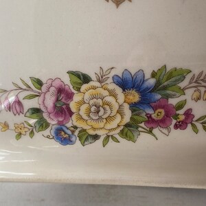 Vintage gravy boat with floral motif and gold filagree trim bild 6