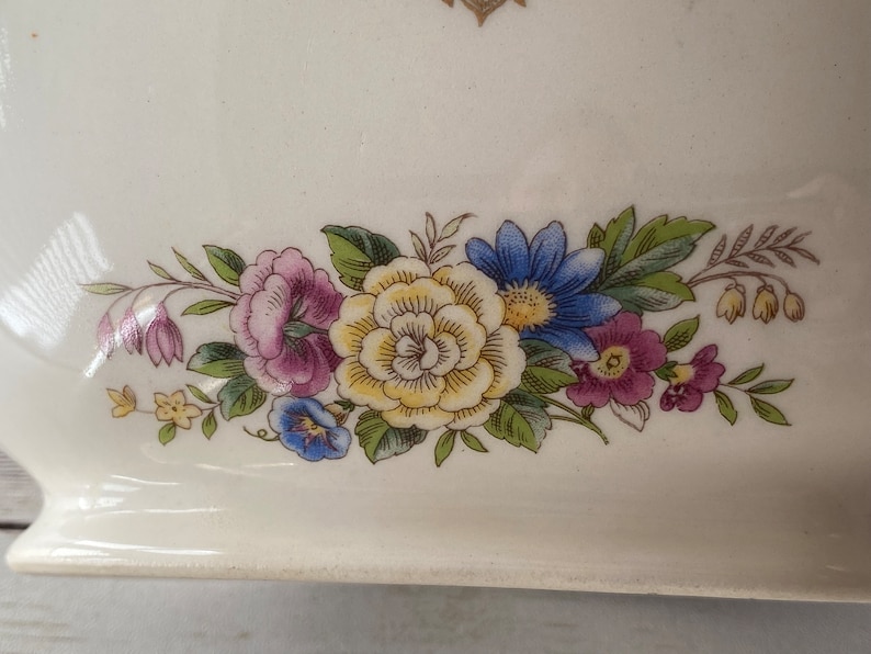 Vintage gravy boat with floral motif and gold filagree trim bild 6