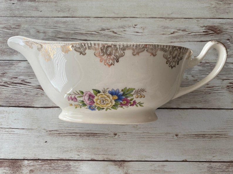 Vintage gravy boat with floral motif and gold filagree trim bild 5