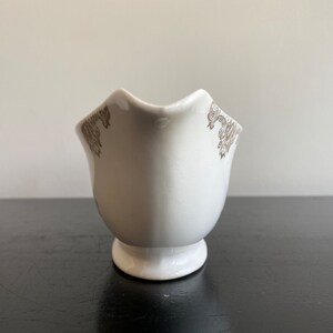 Vintage gravy boat with floral motif and gold filagree trim bild 2