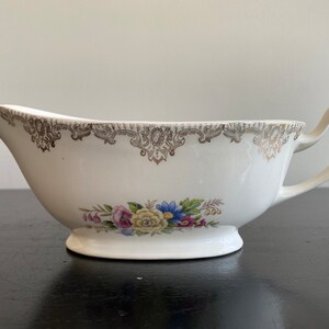 Vintage gravy boat with floral motif and gold filagree trim bild 3