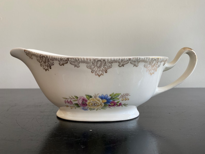 Vintage gravy boat with floral motif and gold filagree trim bild 3