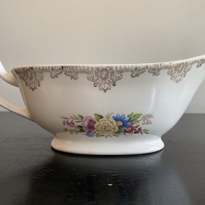 Vintage gravy boat with floral motif and gold filagree trim bild 1