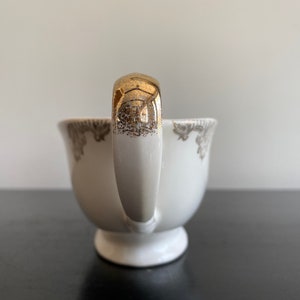 Vintage gravy boat with floral motif and gold filagree trim bild 4