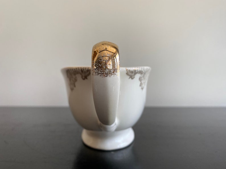 Vintage gravy boat with floral motif and gold filagree trim bild 4